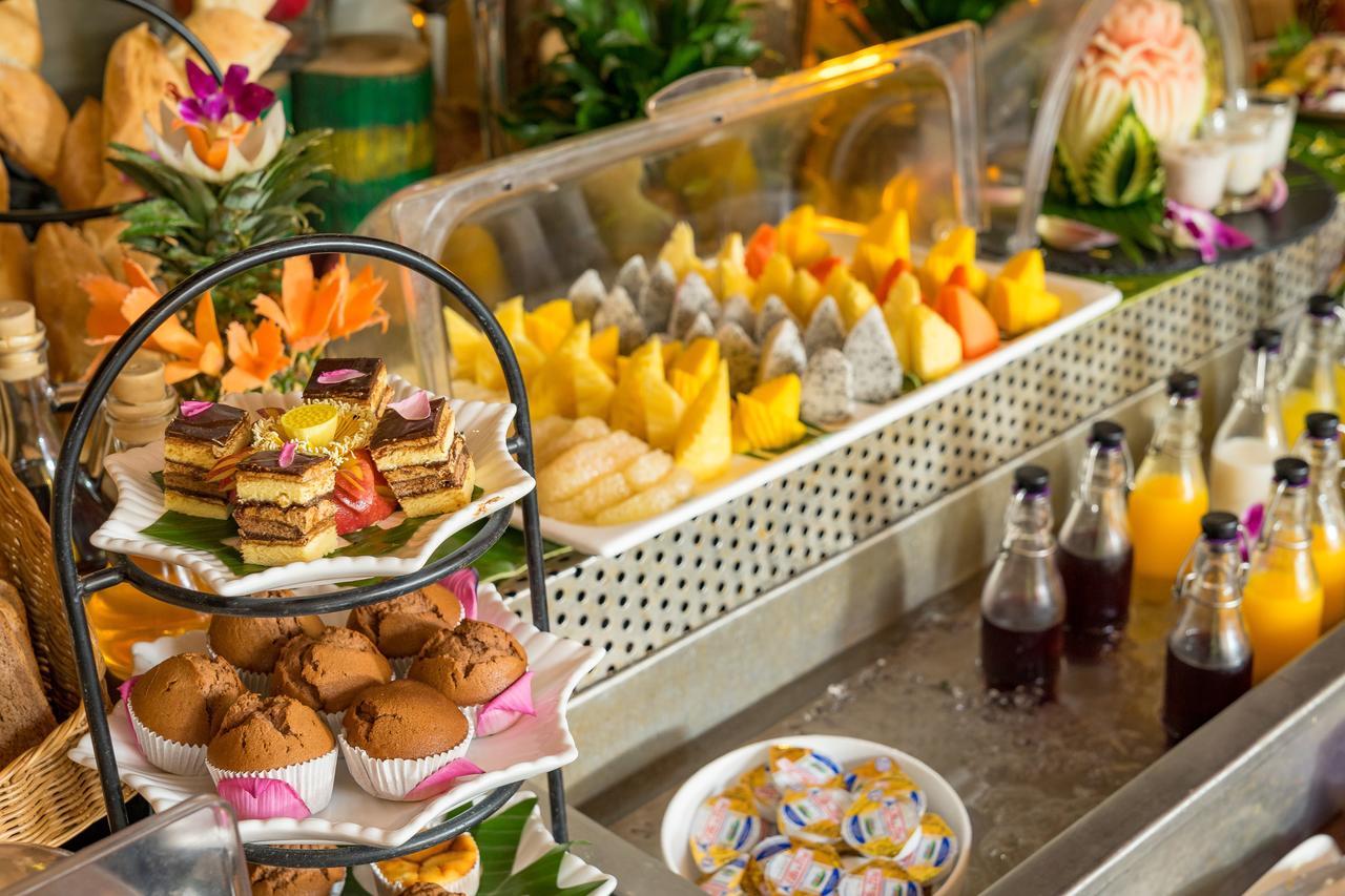Golden Temple Residence Siem Reap Bagian luar foto A buffet at a hotel