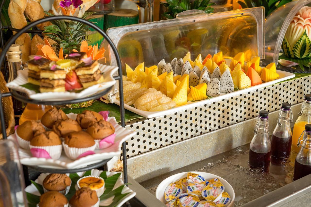 Golden Temple Residence Siem Reap Bagian luar foto A selection of fruit at a buffet