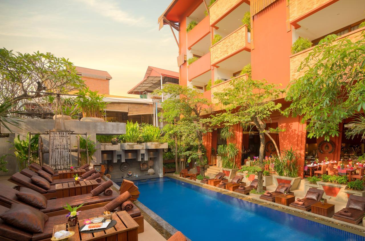 Golden Temple Residence Siem Reap Bagian luar foto The pool at the hotel