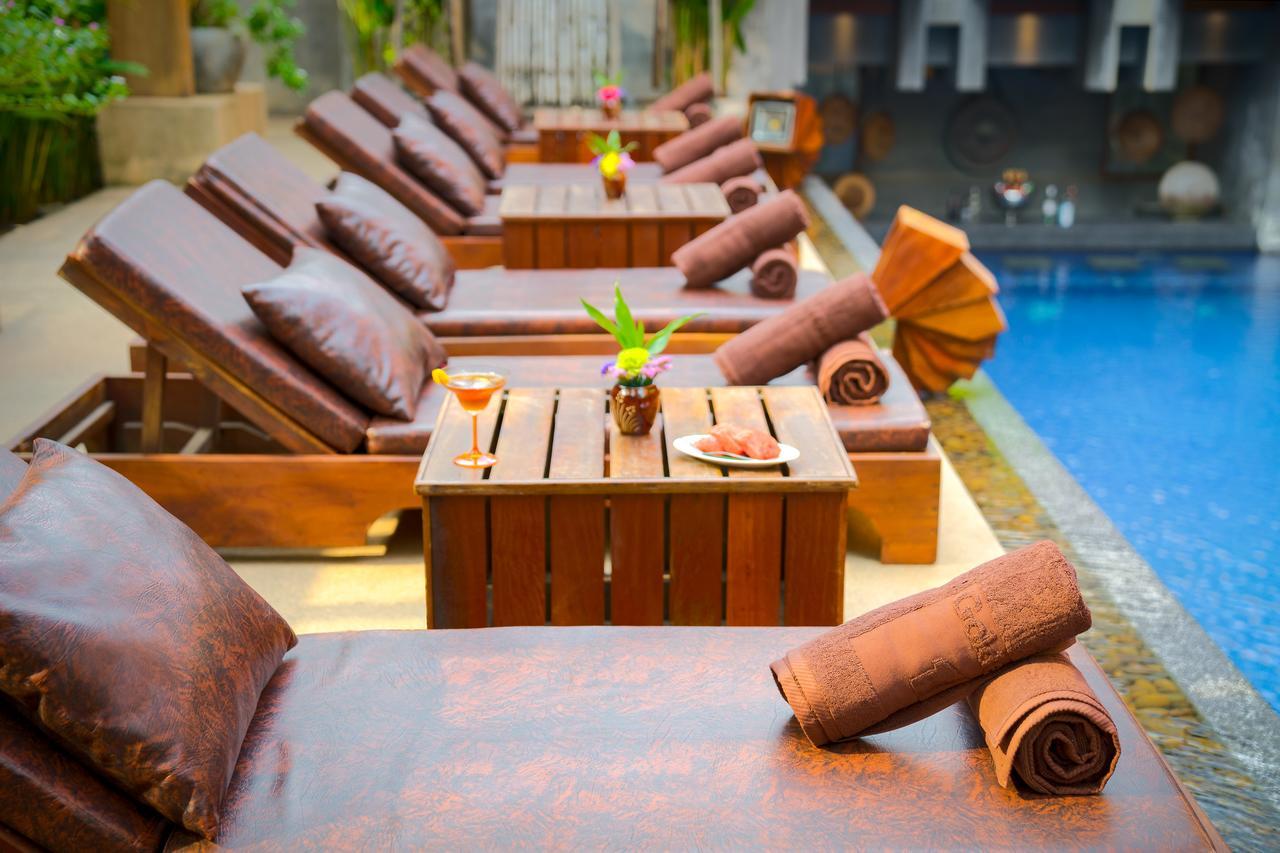 Golden Temple Residence Siem Reap Bagian luar foto Poolside at the hotel
