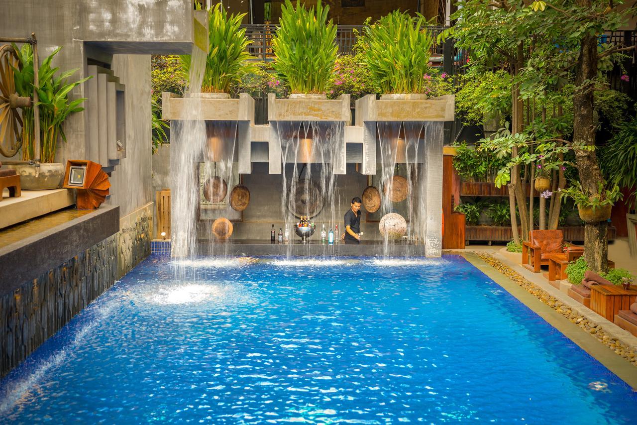 Golden Temple Residence Siem Reap Bagian luar foto A swimming pool with a waterfall