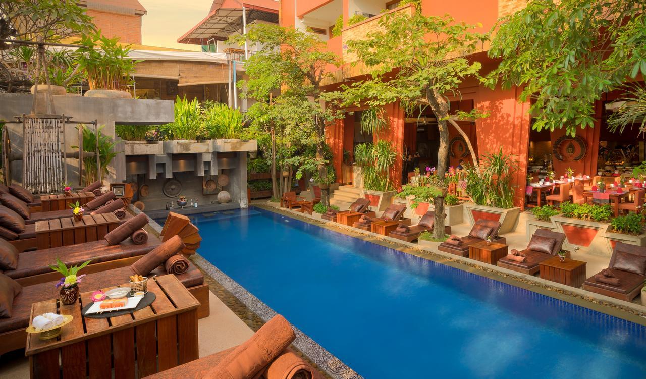 Golden Temple Residence Siem Reap Bagian luar foto The swimming pool at the hotel