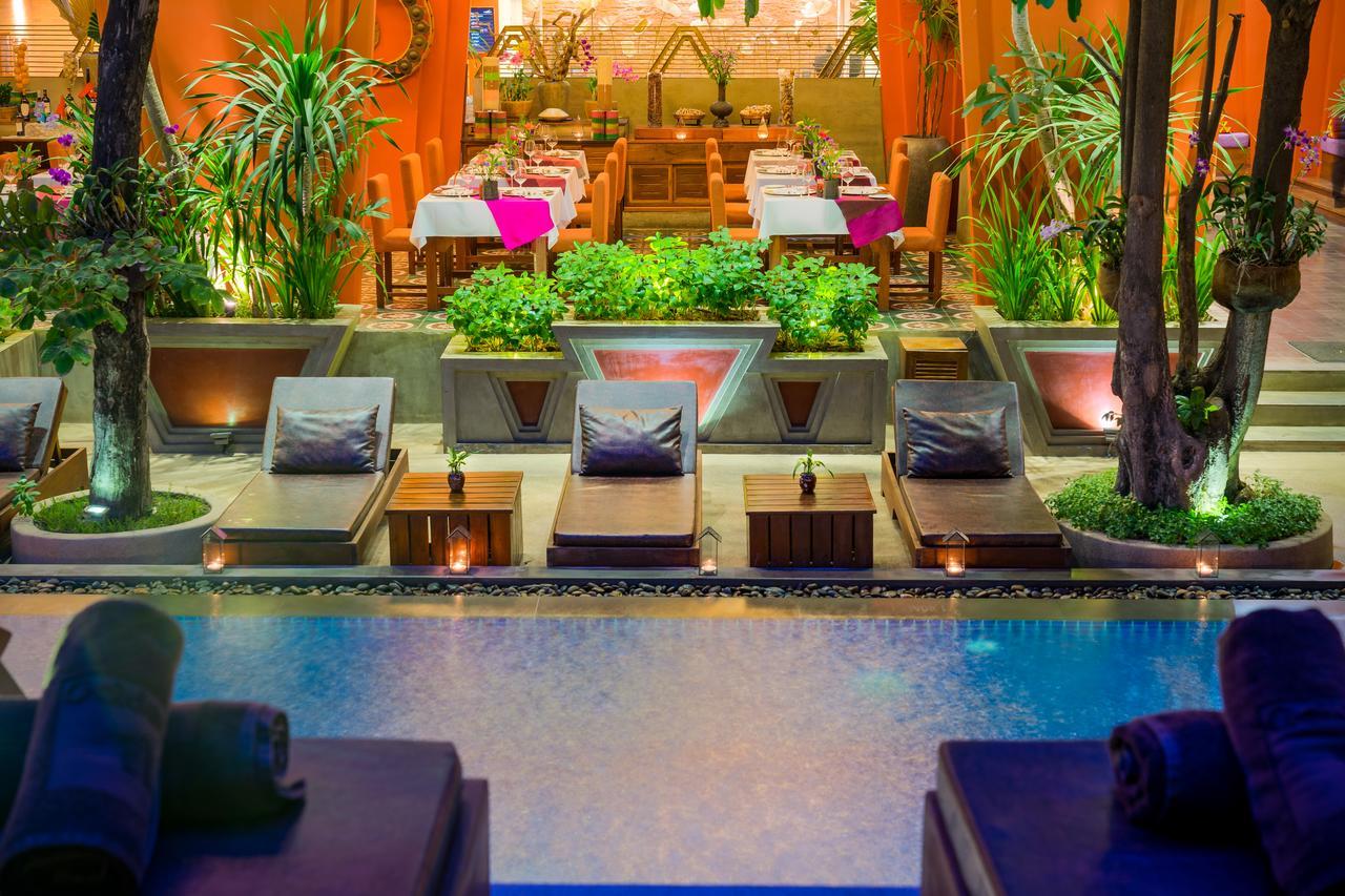 Golden Temple Residence Siem Reap Bagian luar foto The pool at the hotel