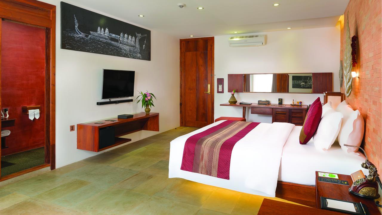 Golden Temple Residence Siem Reap Bagian luar foto A bedroom at the hotel