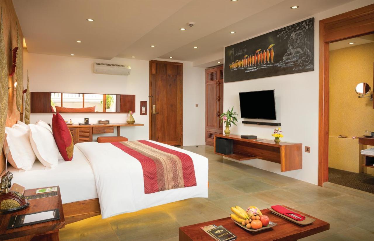 Golden Temple Residence Siem Reap Bagian luar foto A bedroom at the resort