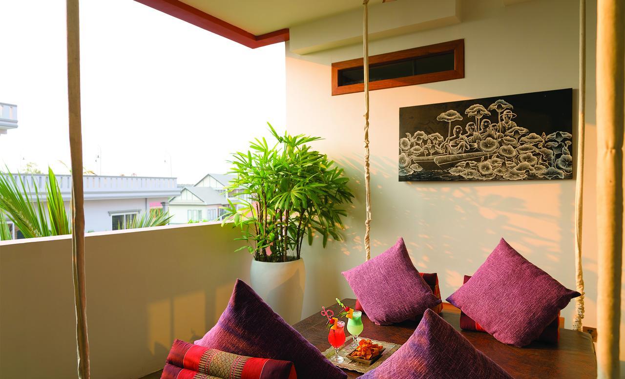 Golden Temple Residence Siem Reap Bagian luar foto A balcony in a hotel