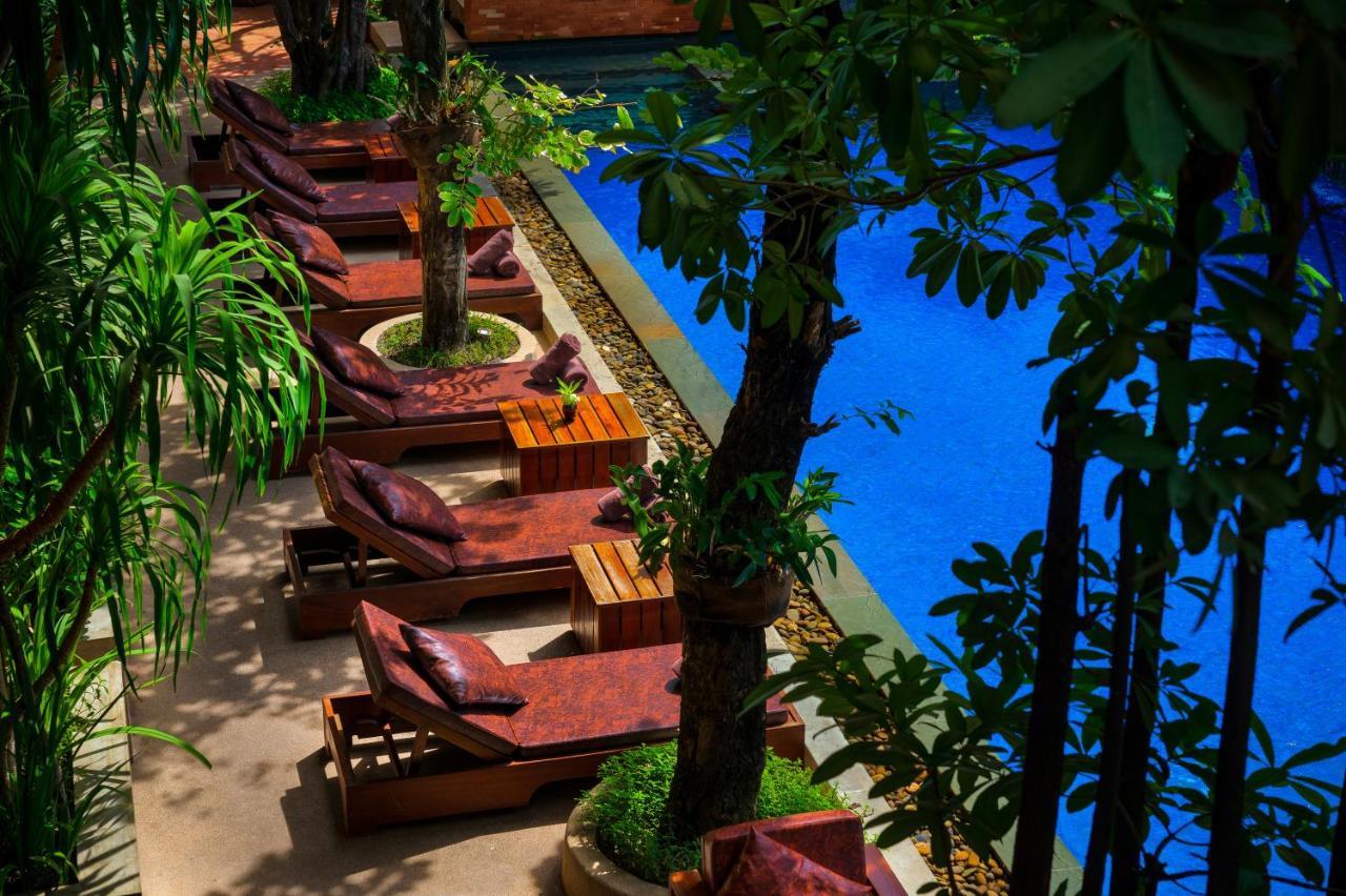 Golden Temple Residence Siem Reap Bagian luar foto The swimming pool at the hotel