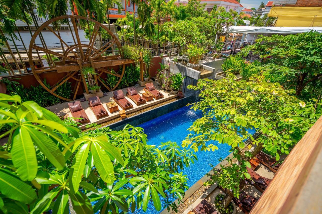 Golden Temple Residence Siem Reap Bagian luar foto The swimming pool at the hotel