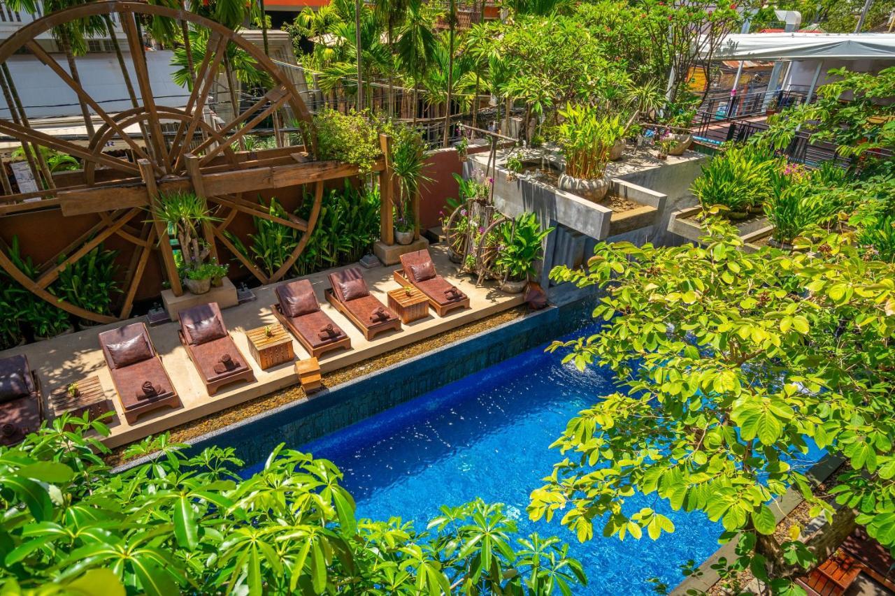 Golden Temple Residence Siem Reap Bagian luar foto The pool at the hotel